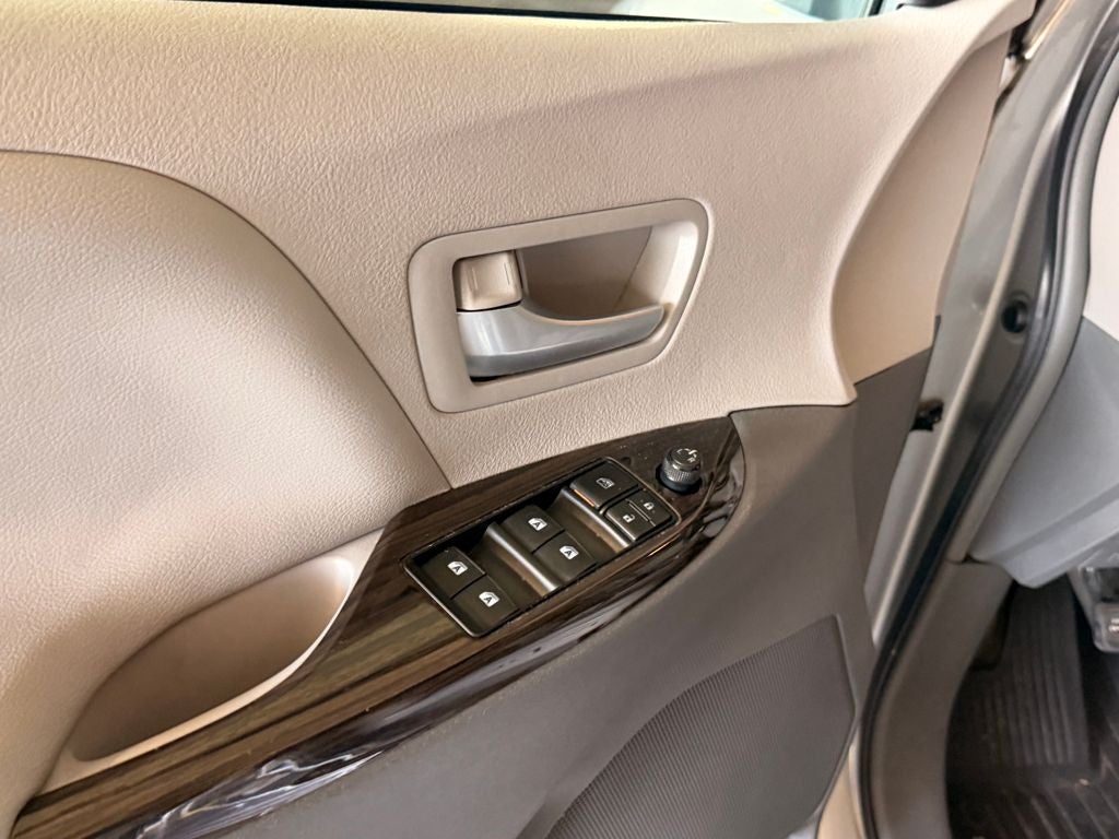 2017 Toyota Sienna XLE Premium 8 Passenger