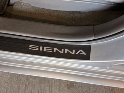 2017 Toyota Sienna XLE Premium 8 Passenger