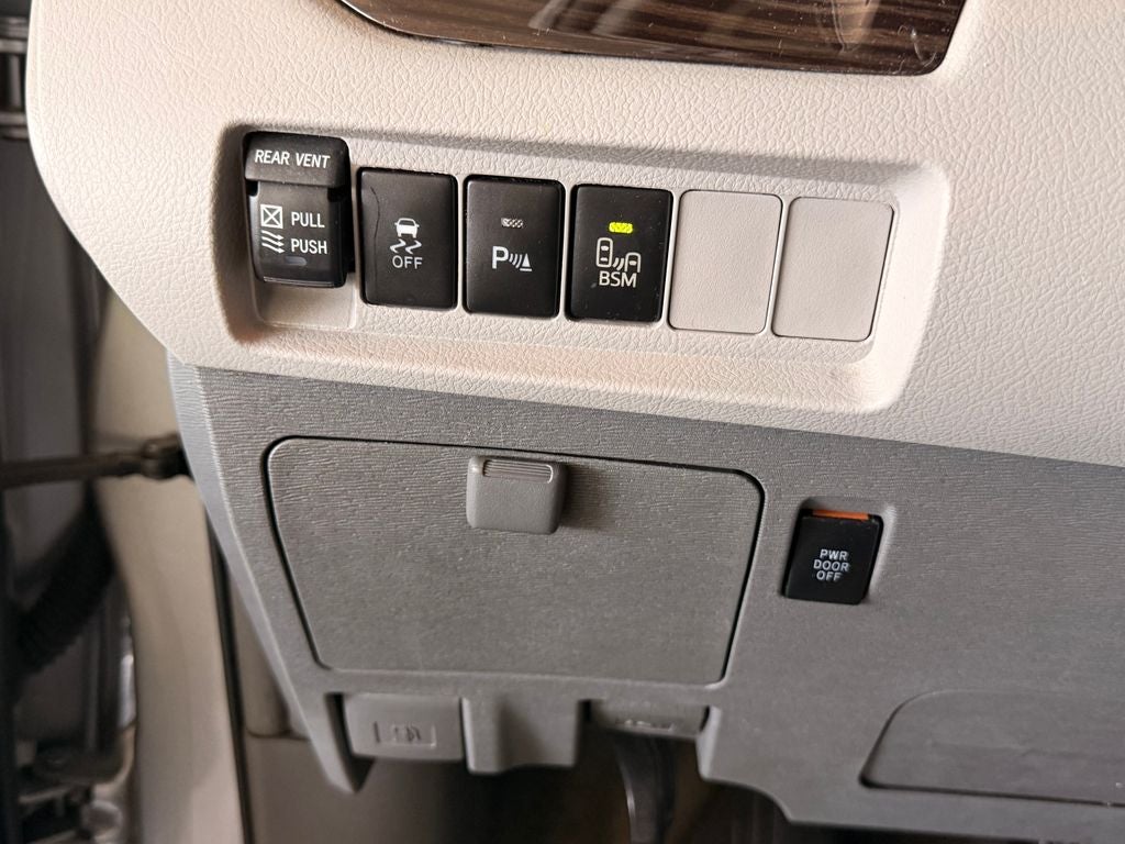 2017 Toyota Sienna XLE Premium 8 Passenger