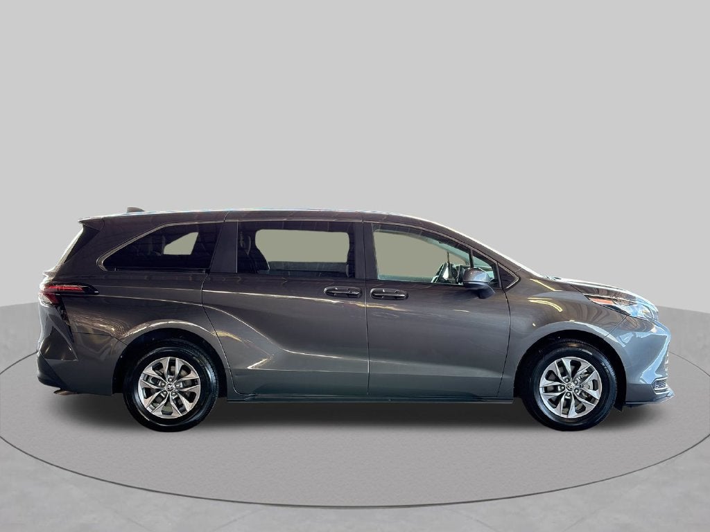 2025 Toyota Sienna LE 8 Passenger