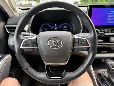2023 Toyota Highlander Hybrid Platinum
