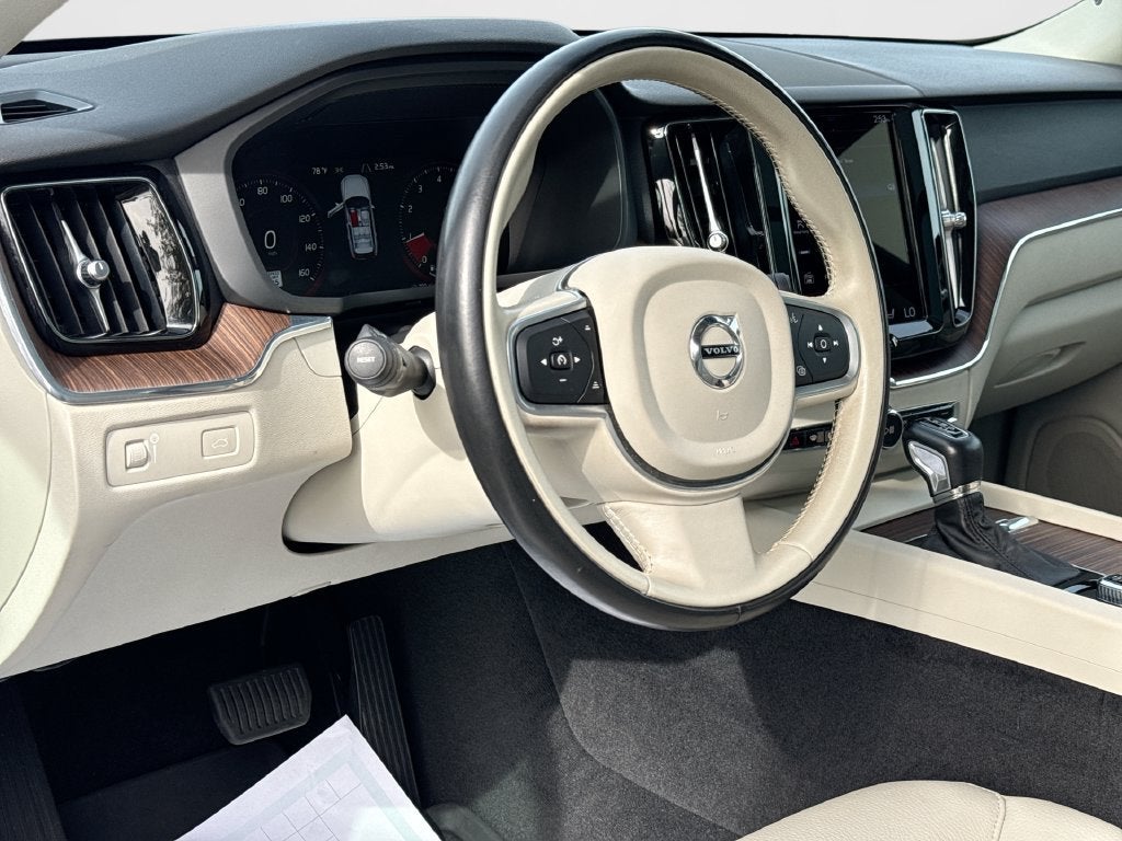 2021 Volvo XC60 T5 Momentum