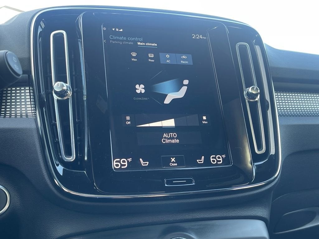 2022 Volvo XC40 R-Design