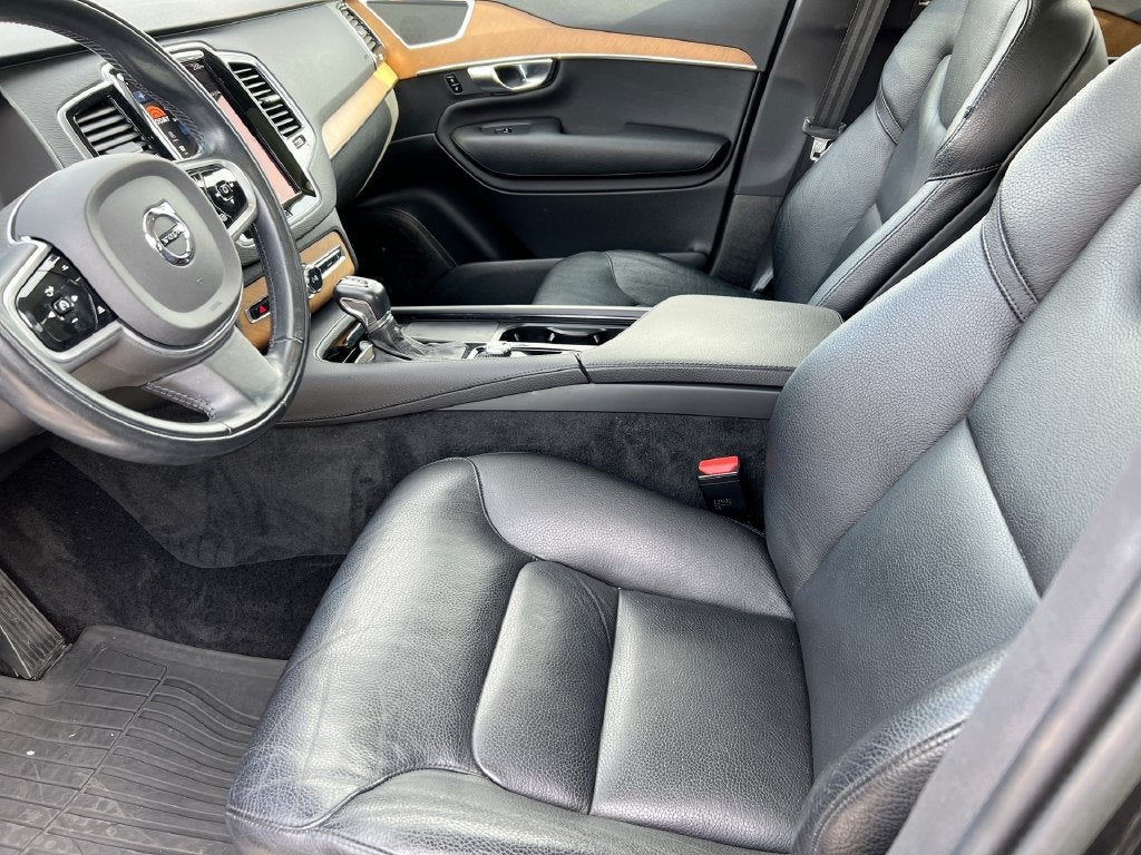 2022 Volvo XC90 Momentum