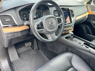 2022 Volvo XC90 Momentum