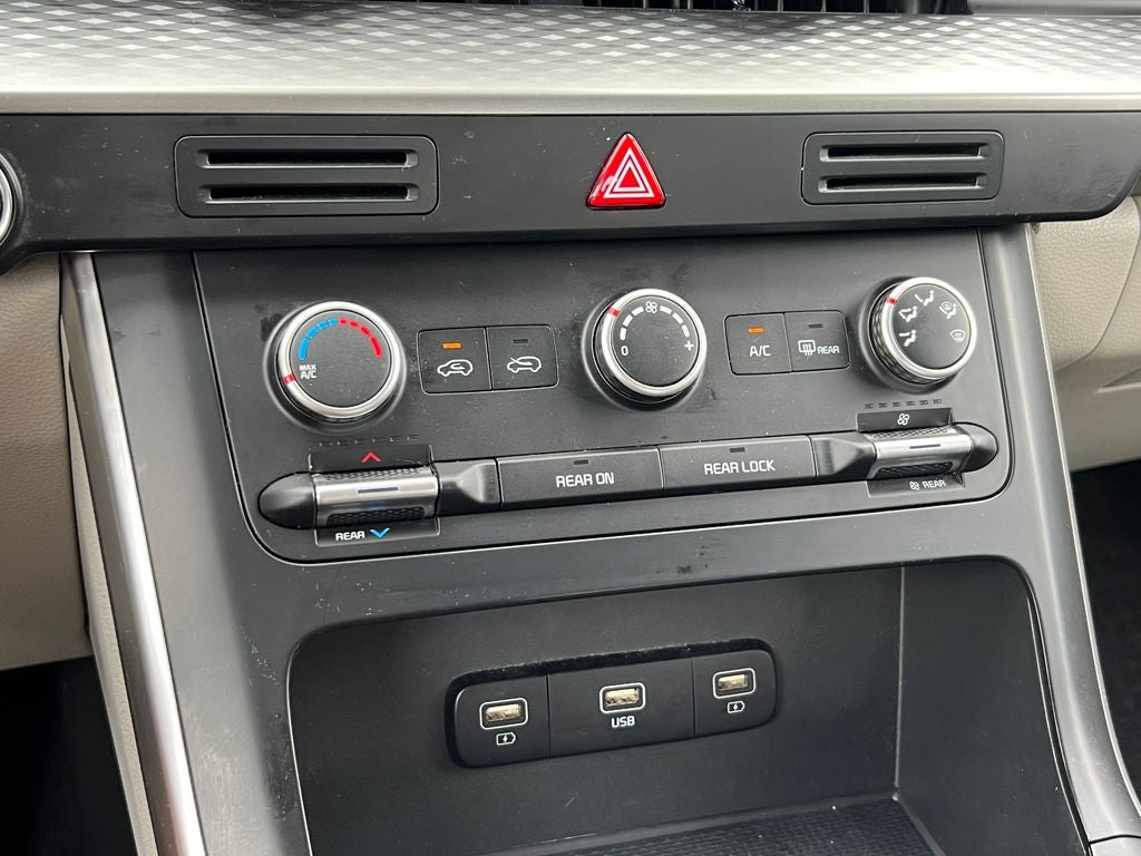 2023 Kia Carnival LX Seat Package